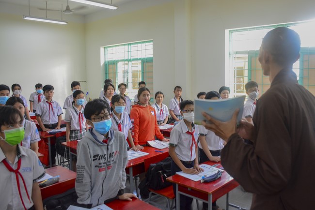 Tặng sách trường THCS Nguyễn Văn Bứa, Hóc Môn